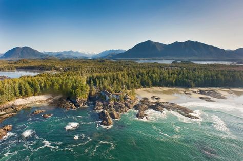 Wickaninnish Inn in Tofino (British Columbia) Canada. The Wickaninnish Inn is situated on a rocky outcrop between the Pacific Ocean, Chesterman Beach, and a forest of giant evergreens. #Canada #Tofino #Wickaninnish #LuxuryResort #BoutiqueHotel #ocean Lac Moraine, Vancouver Island Canada, Portland Travel, Destin Hotels, Wellness Resort, Conde Nast Traveler, Best Resorts, Vancouver Island, Travel And Leisure