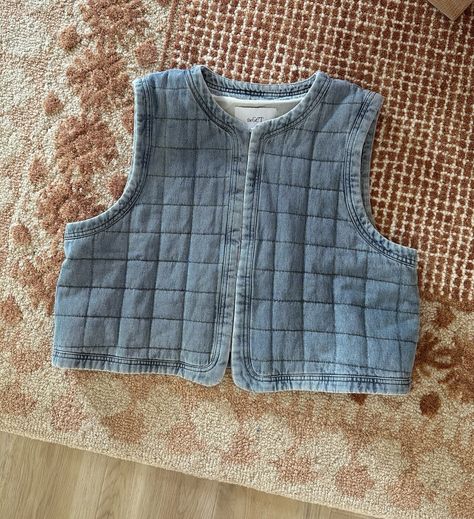 Quilt Vest Pattern Diy, Blanket Vest Pattern, Quilted Vest Sewing Pattern, Quilted Vest Outfits For Women, Free Vest Pattern, Diy Vest Pattern, Quilted Vest Outfit, Diy Vest, Vest Outfits For Women