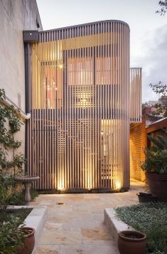 2012 Small Budget Projects - Tim Spicer Architects - Little Gore St Studio Timber Screen, Australian Beach House, Architecture Cool, Houses Architecture, Timber Screens, Timber Architecture, Australian Architecture, Timber Cladding, Timber House