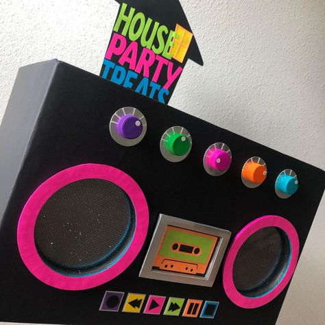 80's Decorations, Diy 80s Party Decorations, Footloose Party, 90s Theme Party Decorations, Decades Party, Valentine Boxes For School, Music Party Decorations, 80s Birthday, 80s Party Decorations