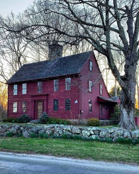 Colonial House No Shutters, Colonial Saltbox House Exterior, Salt Box Interior, New England Saltbox House, Saltbox House Interior, Saltbox Houses Exterior, Salt Box House Plans, Saltbox House Plans, Primitive Houses