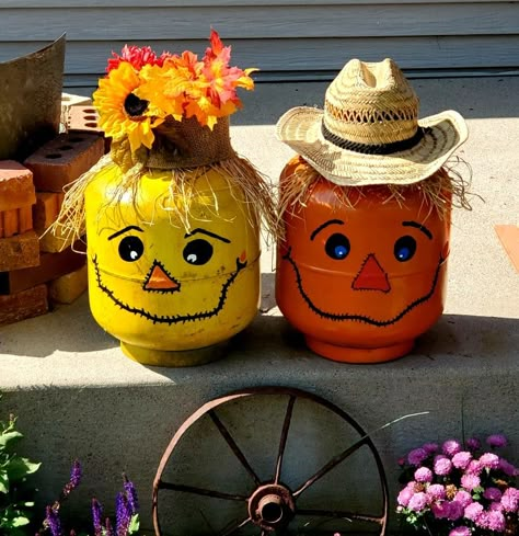 Propane Bottle Art, Christmas Propane Tank Art, Jar Crafts Halloween, Freon Tank Art, Freon Tank Diy Projects, Penny Wars, Holiday Mason Jar Crafts, Fall And Halloween Crafts, Sunflower Halloween