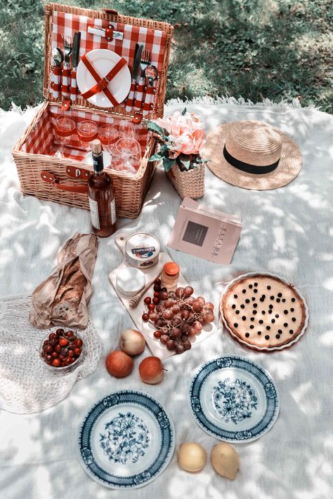 A French inspired picnic & the classic lemon tart recipe Beach Picnic Party, Charcuterie Picnic, Picnic Date Food, French Picnic, Cottagecore Picnic, Picnic Planning, Lemon Tart Recipe, Picnic Inspiration, Picnic Decorations