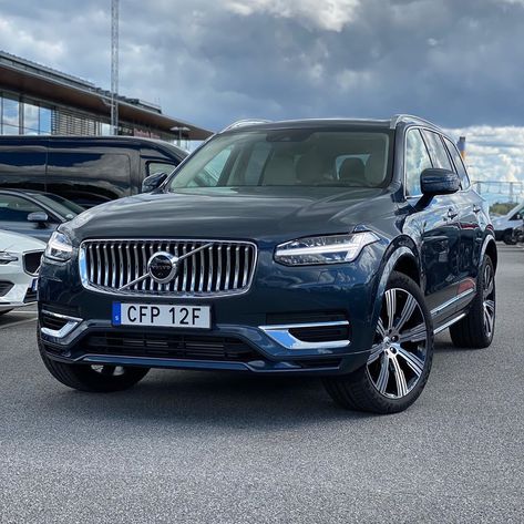 VolvoShots on Instagram: “2021 #XC90 T8 Recharge Inscription in Denim Blue, with 21” wheels #volvo #sweden #volvofamily #madebysweden #volvoforlife #volvomoment…” Volvo Cx90, Action Board, Volvo Xc, Car Tips, Volvo Cars, Car Magazine, Volvo Xc90, Phantom Of The Opera, West End