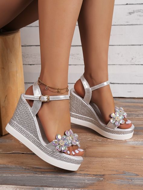 Silver Wedge Sandals, Silver Wedges, Rhinestone Decor, Arte Popular, Shoes And Boots, Ankle Strap Sandals, Strap Sandals, Cute Shoes, Wedge Sandals