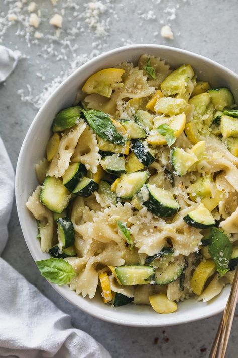 Zucchini Bow Tie Pasta, Pasta And Zucchini, Zucchini Yellow Squash, Oil Pasta, Gold Fork, Wallpaper Food, Olive Oil Pasta, Pastas Recipes, Summer Zucchini