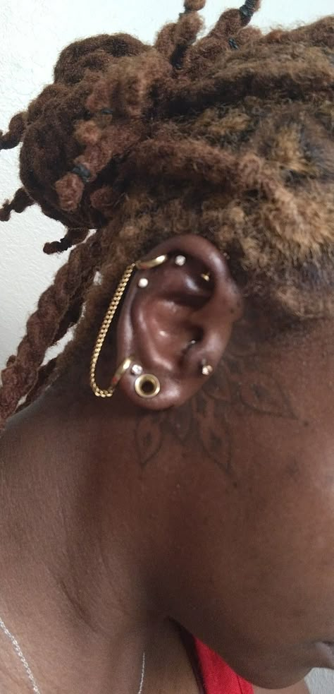 Ear Gauges Aesthetic Black Women, Small Guage Earring Women, Gages Earrings Women, Gold Stretched Ears, Ear Gauges Black Women, Ear Stretching Guide, Stretched Ears Black Women, Small Stretched Ears Aesthetic, Gauge Aesthetic