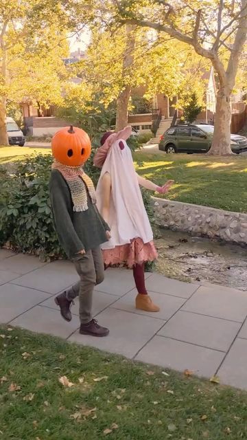 Ghost Couples Costumes, Fair Date Outfit Fall, Pumpkin People Costume, Couple Ghost Costume, Pumpkin Head Costume Diy, Pumpkin Outfit Halloween, Pumpkin Head Halloween Costume, Ghost Couple Costume, Couple Halloween Aesthetic