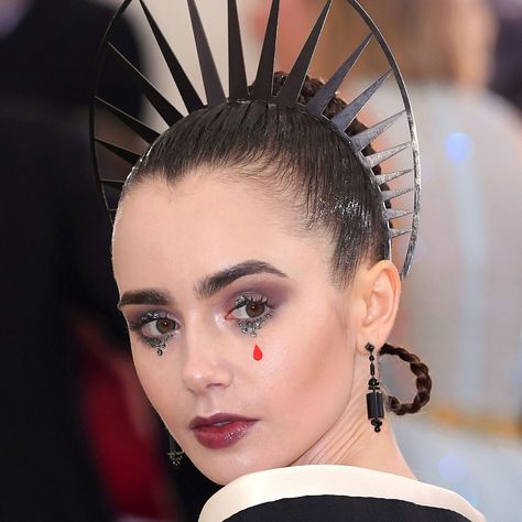 Lily Collins Met Gala, Lily Collins Makeup, Lily Jane Collins, Deep In The Woods, Met Gala Red Carpet, Paris Jackson, Heavenly Bodies, Dark Makeup, Black Halo