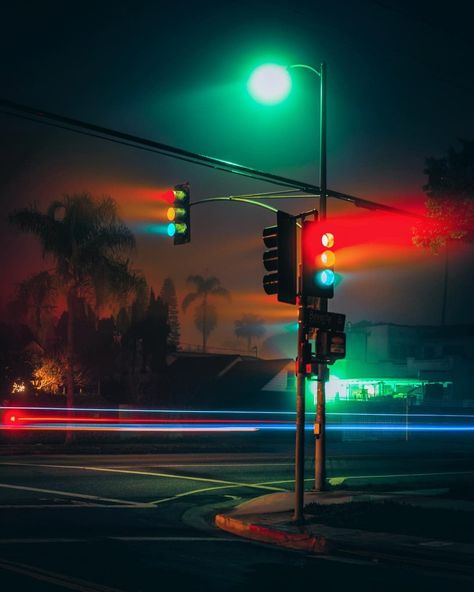 80s Photography, Cool Colorful Backgrounds, Night Street Photography, Fog Photography, Street Pictures, Photography Assignments, Abstract Art Images, Neon Noir, Night Drive