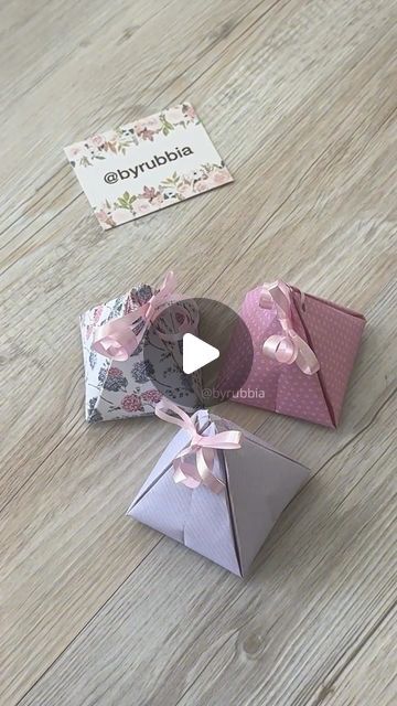 Box For Chocolate Gift, Gift Ideas Chocolate, Cute Paper Boxes Diy, Necklace Wrapping Ideas Gift, Diy Christmas Box Gifts, Chocolate Gift Ideas Diy, Paper Gift Box Ideas, Diy Hamper Box Ideas, Diy Christmas Gift Box Ideas