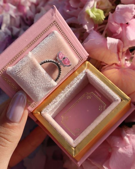 Our adorable little book-shaped ring box! 📚✨ It's not just a box, it's a symbol of love and affection💕 Every time you open it to reveal y… | Instagram Ring Boxes Diy, Trendy Silver Jewelry, Engagement Box, Diy Crafts Love, Bff Gifts Diy, Ring Proposal, Cute Engagement Rings, Precious Rings, Fancy Jewellery Designs