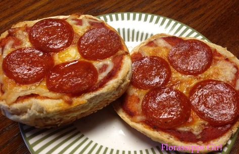 What To Make With Hamburger Buns, Hot Dog Buns Leftover, Buns Hamburger, Pizza Buns Recipe, Pizza Bun, Pizza Boats, Pizza Buns, Hot Dog Bun, Mini Meals