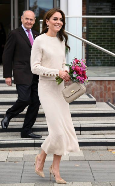 Princesa Catherine De Gales - Filmes e Fotografias - Getty Images Sezane Skirt, Sezane Bag, Moda Kate Middleton, Beautiful Gown Designs, Trent University, Family Bag, Princesse Kate Middleton, Nottingham Trent University, Looks Kate Middleton