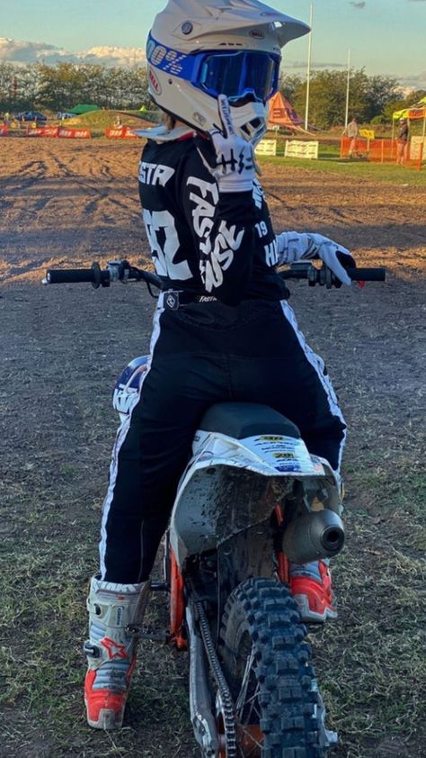 Dirt Bikes Aesthetic, Moter Cross, Dirtbike Aesthetic, Womens Dirt Bike Gear, Motocross Outfits, Dirt Bike Riding Gear, Dirt Bike Quotes, Bike Humor, Motocross Girls