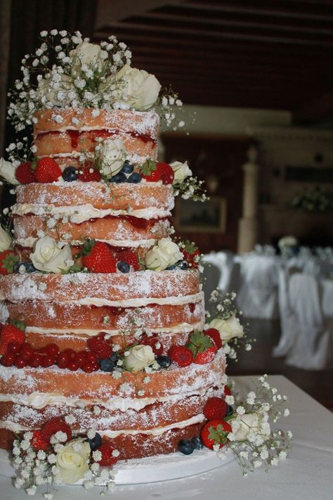 Victoria Sponge Wedding Cake, Sponge Wedding Cake, Bouquet Pastel, Cake Fruit, Wedding Cake Recipe, Naked Cakes, Simple Cake, Victoria Sponge, Wedding Cake Rustic