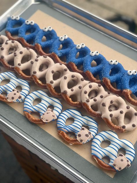 Cookie Monster 1st Birthday Treat Table, Sesame Street Pretzels, Cookie Monster Treats Desserts, Cookie Monster Pretzel Rods, Sesame Street Chocolate Covered Pretzels, Cookie Monster 1st Birthday Treats, Baby Shower Cookie Monster Theme, Cookie Monster Strawberries, Cookie Monster Foodie Truck Party