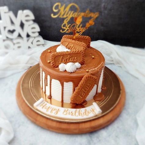 Biscoff Cheesecake Decoration, Lotus Biscoff Birthday Cake, Biscoff Wedding Cake, Biscoff Birthday Cake Ideas, Bischoff Cake, Biscoff Cake Design, Lotus Biscoff Cake Design, Lotus Birthday Cake, Lotus Cake Design