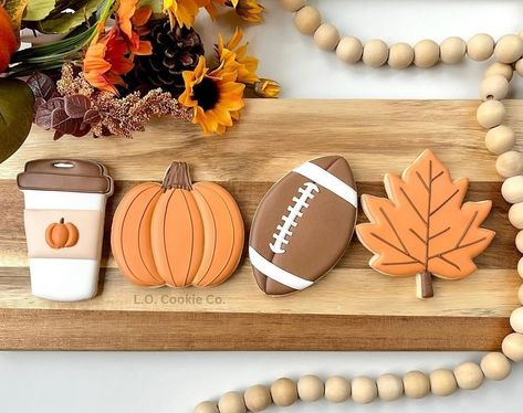 Football Sugar Cookies Royal Icing, Nfl Opening Day, Fall Cookies Decorated, Pumpkin Sugar Cookies Decorated, Football Sugar Cookies, Thanksgiving Cookies Decorated, Pumpkin Cookies Decorated, Fall Decorated Cookies, Cookie Icing Recipe