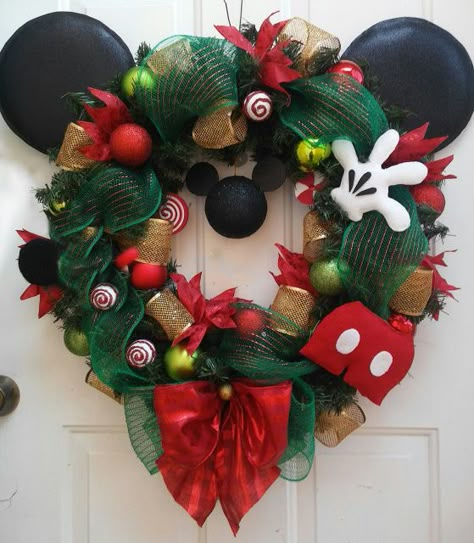 Mickey And Minnie Christmas Ornaments Diy, Christmas Tree Ideas Mickey Mouse, Disney Christmas Wreath Ideas, Mickey Themed Christmas Tree, Disney Wreath Christmas, Mickey Christmas Decor, Mickey Mouse Tree Christmas, Christmas Tree Mickey Mouse, Diy Mickey Mouse Ornaments