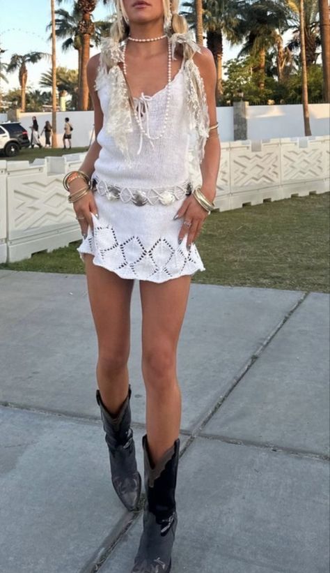 Loose Festival Outfit, Ibiza Outfits Aesthetic, Sheer Skirt Festival Outfit, Effortless Festival Outfit, Coquette Festival Outfits, Coachella Outfits 2023, Coachella 2024 Outfits, Lalapalooza Outfits, 2023 Festival Outfits