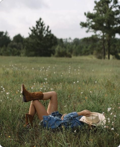 Mothers Day Photoshoot, Mommy And Me Poses, Western Photoshoot Ideas, Country Girl Aesthetic, Western Photo Shoots, Cowgirl Photoshoot, Foto Cowgirl, Senior Photoshoot Poses, Cowgirl Photo