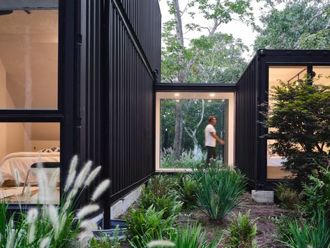 MB Architecture stacks shipping containers to form Amagansett holiday home Container Home Designs, Usa Living, Hamptons Home, Prefab Buildings, Container Buildings, Container House Plans, Casa Container, Shipping Container House, Hamptons House