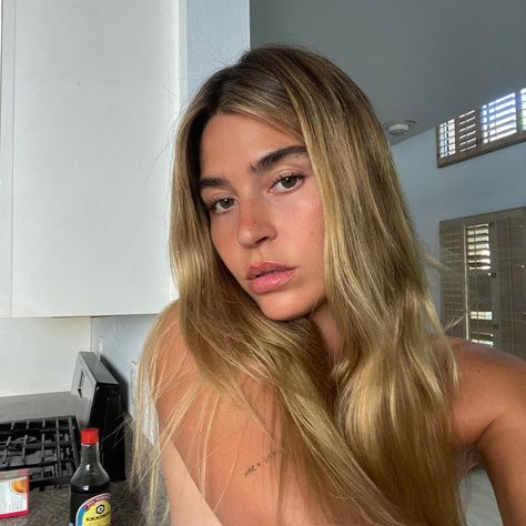 @taviabonetti on Instagram: “how dy” Tavia Bonetti, Honey Brown Hair, Bronde Hair, Honey Brown, Hair Inspo Color, Pretty Face, Hair Goals, Hair Inspo, Brown Hair