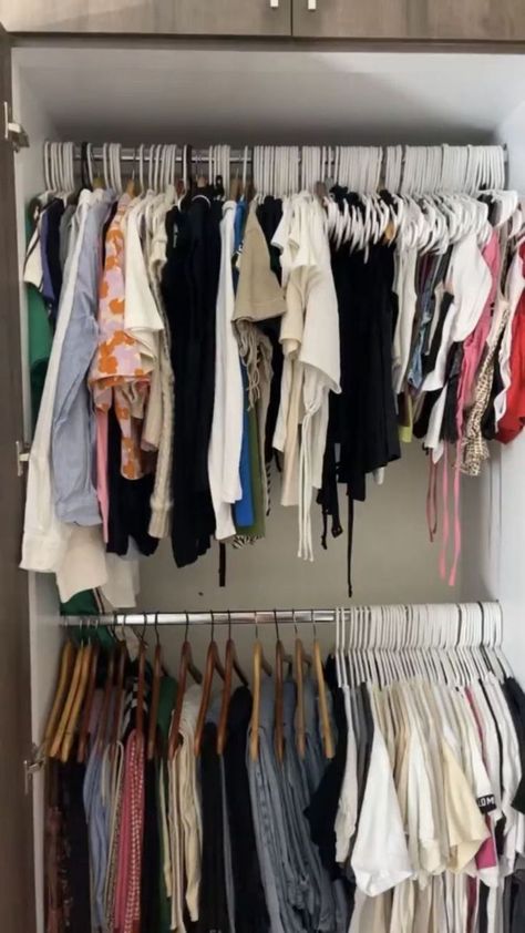 Wardrobe Astethic, Closet Inspo Aesthetic, Closet Organization Ideas Aesthetic, Bedroom Layouts For Small Rooms, Best Workout Clothes, Closet Organisation, Room Organization Bedroom, Clothes Organizer, Closet Layout