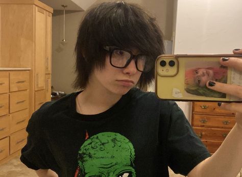 Scene Layered Hair, Short Emo Haircuts For Guys, Emo Men Hair, Masc Scene Hair, Scene Hair Men, Short Emo Hair 2000s, Alt Guy Haircuts, How To Do Emo Hair, Emo Poses Selfie