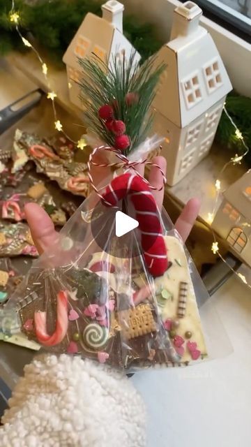 126K views · 5.3K likes | Blanca Alonso on Instagram: "🎁How cute and delicious does this  chocolate bark looks?😍Would you gift this to someone for Christmas? 🍫🎄
Credit 🎥: @gozdee81 ♥️🎄" Diy Chocolate Gift, Christmas Bars, Christmas Bark, Candy Food, Christmas Decorations Ideas, Chocolate Christmas, New Year's Eve Recipes, Festival Diy, Xmas Diy