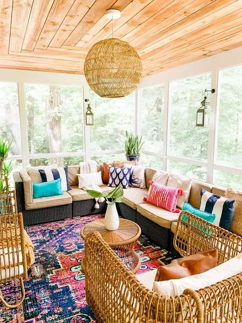 a colorful boho screened porch with a corner wicker sofa with colorful pillows, rattan chairs and a bold printed rug Bohemian Sunroom, Boho Sunroom, Screened Porch Decorating, Small Sunroom, Porch Design Ideas, Screened Porch Designs, 3 Season Room, Stile Boho Chic, Sunroom Decorating