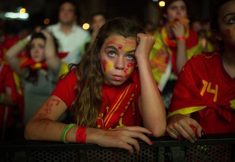 Pin for Later: World Cup Fans Are Feeling All Kinds of Emotions  In Madrid, a Spanish soccer fan looked nervous as she watched her team play against the Netherlands. Kinds Of Emotions, World Cup Fans, Spanish Fan, Notts County, Iran Pictures, Manchester United Fans, Yearbook Photos, Football Fashion, Fan Fashion