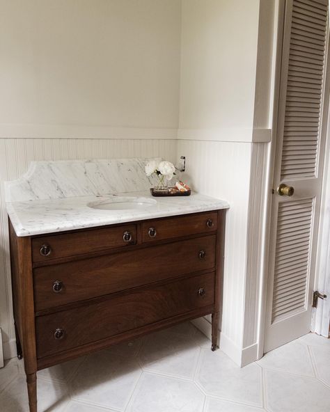 ✨$30 dresser turned into stunning bathroom vanity✨ I knew when I saw this piece two years ago I loved it. It was in rough shape though, so… | Instagram Colonial Bathroom Vanity, Bathroom Vanity Vintage, Dresser Bathroom Vanity, Dresser Vanity Bathroom, Vintage Bathroom Vanity, Small Half Bathroom, Dresser Turned, Green Bathroom Vanity, Antique Bathroom Vanity