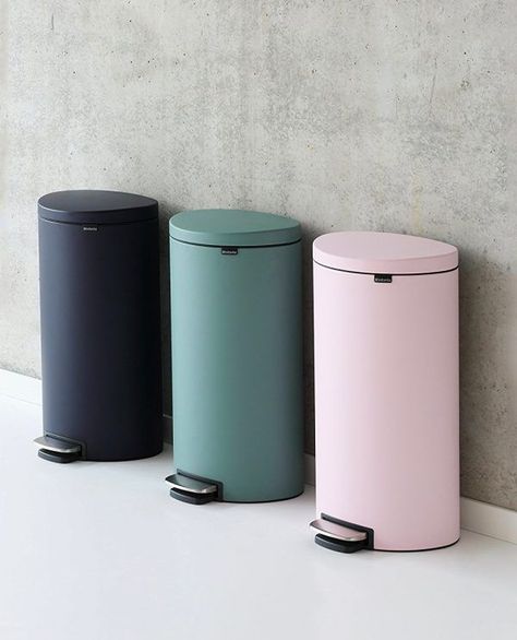 40 Unique Trash Cans That Solve All Your Rubbish Problems #kitchen #trash can #ideas #home #decor #designs Bedroom Trash Can, House Essentials, Bathroom Trash Can, Dream Apartment Decor, Smart Home Design, Kitchen Trash Cans, Kitchen Bin, Cute Kitchen, Cute Home Decor