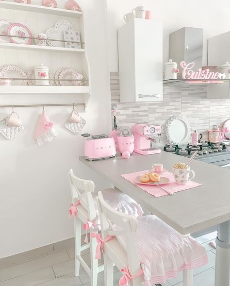 Cute home decor ideas | pretty cute pink and white kitchen decor idea Pink And White Dining Room, Cute Kitchen Aesthetic, Cute Kitchen Ideas, Pink And White Kitchen, Valentines Room, Cute Home Decor Ideas, Kitchen Decor Pink, Beautiful Dining Room Decor, Barbie Room Decor