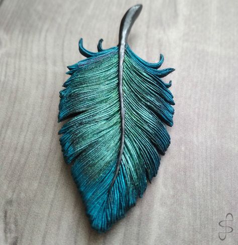 Polymer Clay Feathers, Ceramic Feather, Leather Feathers, Mending Clothes, Wine Painting, Clay Faces, Wood Carving Designs, Feather Crafts, Feather Art