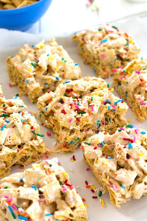 Rice Crispy Treats Healthy, Cereal Bars Recipe, Vegan Rice Crispy Treats, Cereal Bars Homemade, Chocolate Rice Crispy Treats, Crispy Treats Recipe, Cereal Bars Recipes, Marshmallow Cereal, Homemade Cereal