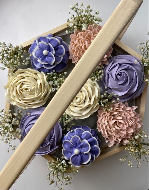 Cupcake Hamper, Cake Hamper, Engagement Gifts For Him, Floral Cupcakes, Cool Pictures For Wallpaper, Chocolate Flowers, Plate Decor, Diy Valentines Gifts, Chocolate Cupcakes