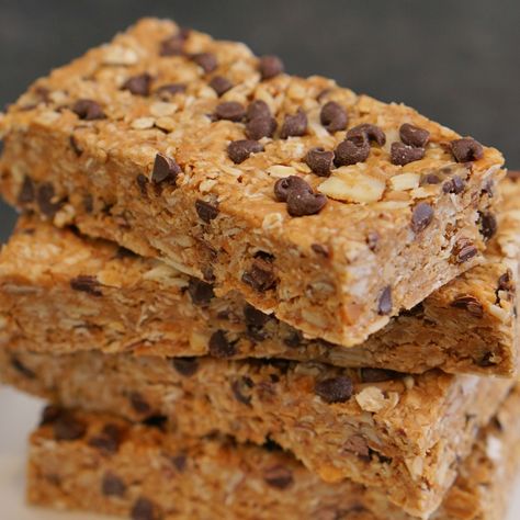 Soft & chewy homemade granola bars full of oats, peanut butter, chocolate chips, almonds, and cinnamon -- better than anything you'll find in a box, bar none. Diy Snack Recipes, Granola Bar Recipe Chewy, Soft Granola, Homemade Granola Bar Recipe, Oats Peanut Butter, Chocolate Chip Granola Bars, No Bake Granola Bars, Chewy Granola Bars, Baked Granola