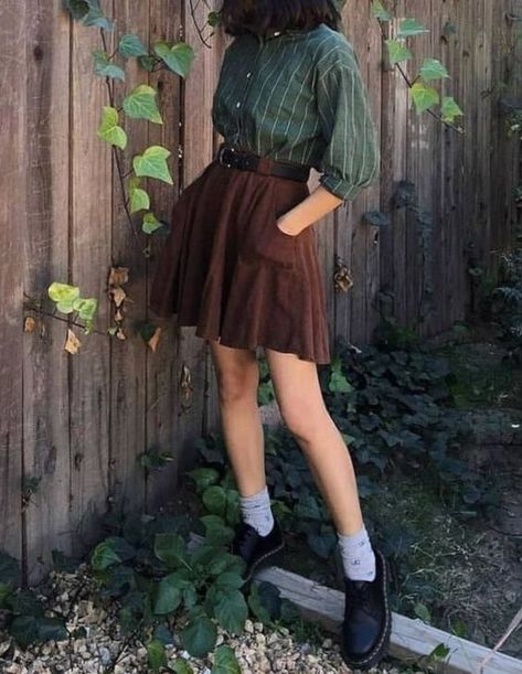 Basic Androgyny Inspo - Album on Imgur Cute Dresses Casual Winter, Woodsy Outfits Women, Soft Academia Aesthetic Outfits Summer, Muted Colors Outfit, Grandpacore Outfit, Light Academia Skirt, Grannycore Fashion, Modern Cottagecore Outfit, Earthcore Outfits