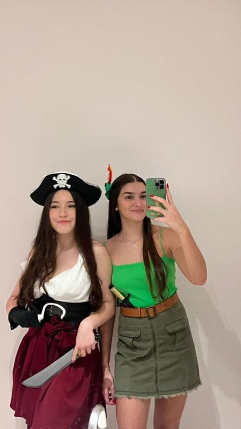 Matching Disney Costumes Bff, Costume Matching Friends, Green Custome Halloween, Tinkerbell Costume And Friends, Bff Disney Costumes, Dark Hair Duo Halloween Costumes, Duo Halloween Costumes Characters, Halloween Costume Ideas Teen Girl Duo, Captain Hook And Peter Pan Costume