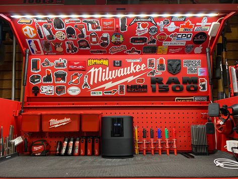 Barber Setup, Milwaukee Garage, Work Truck Organization, Milwaukee Hand Tools, Milwaukee Tool Box, Truck Organization, Milwaukee Power Tools, Motorcycle Workshop, Milwaukee Packout