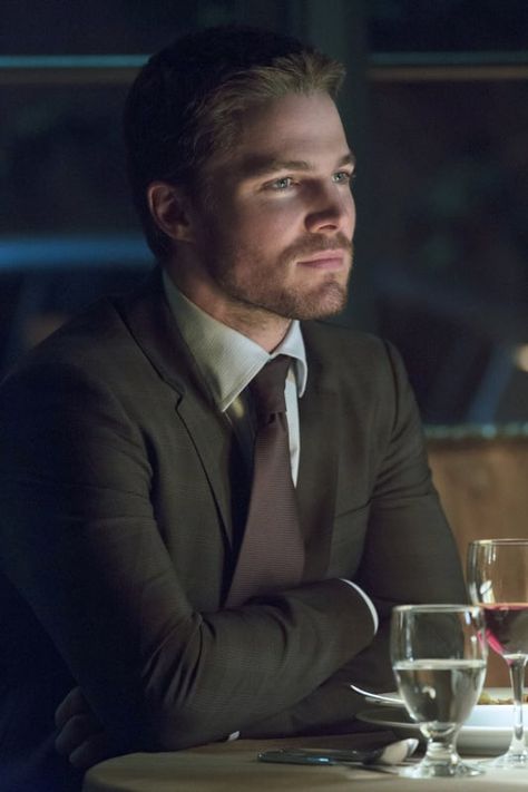 Arrow Serie, Steven Amell, Cw Arrow, Oliver Queen Arrow, Arrow Tv Series, Stephen Amell Arrow, A Man In A Suit, Arrow (tv Show), Man In A Suit