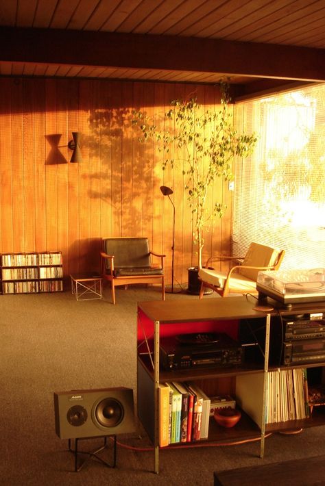 Mid Century Modern Recording Studio, Ray Kappe House, Kappe House, Ray Kappe, Turntable Furniture, Photo Orange, Contemporary Modern House, Retro Interior Design, Yellow Hues