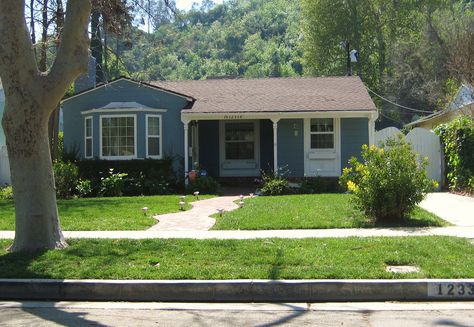 .Malcom in the Middle Movie Houses Exterior, Houses From The 80s, Early 2000s House Exterior, Los Angeles Suburban House, 80's Houses Exterior, Lower Class Homes, Lower Middle Class Homes, Los Angeles House Exterior, 80s House Exterior Aesthetic