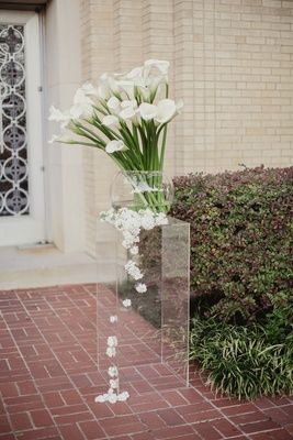 Arrangement of Calla Lilies on Lucite Stand Photography: Shaun Menary Photography Read More: http://www.insideweddings.com/weddings/modern-black-and-white-wedding-with-southern-traditions-in-dallas/916/ Venue Entrance, Altar Arrangements, Lilies White, Southern Traditions, Tall Floral Arrangements, Modern Arrangements, Calla Lily Wedding, Altar Arrangement, Inside Weddings