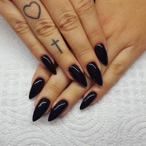 Short Pointy Black Nails, Black Hoco Nails Almond, Black Nails Stiletto Short, Pointed Acrylics, Black Stiletto Nails Short, Black Nails Pointy, Black Short Stiletto Nails, Black Sharp Nails, Short Black Stiletto Nails