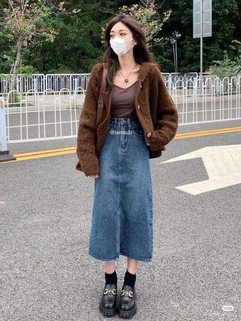 Low Visual Weight Outfit, Korean Long Skirt Fashion, Grunge Grandma, Long Denim Skirt Outfits, Skirt Outfits For Women, Long Skirt Outfits Aesthetic, Fashion Dresses For Women, Rok Outfit, Denim Skirt Outfits