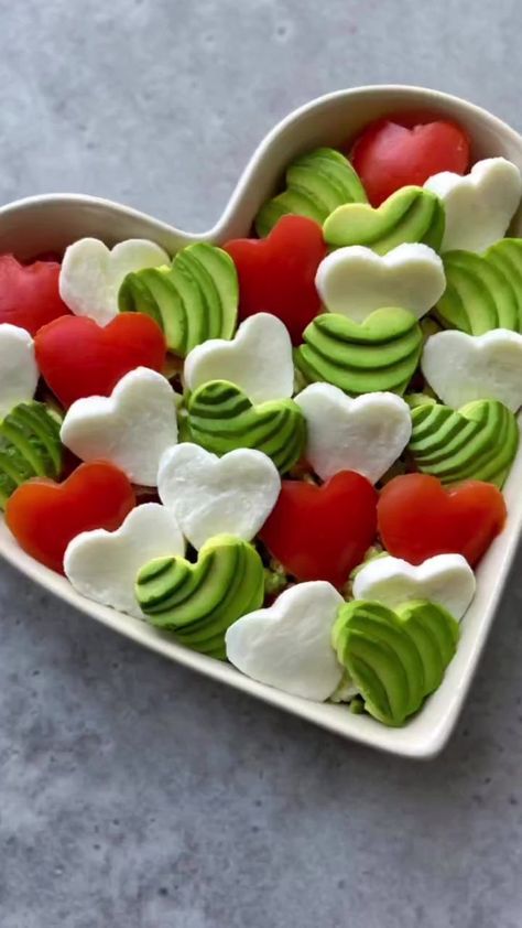 That’s amore! ❤️🥑 This heart-shaped mozzarella, tomato, and fanned-out avocado salad is like a love letter to your tastebuds! Make sure to save it for the next summer BBQ 🙌🏽 By @foodbites #avocadorecipes #avosfromperu #summersalad #saladrecipes | Avocados from Peru | Avocados from Peru · Original audio Savoury Party Food, Heart Shaped Cookie, Heart Shaped Food, Serving Ideas, Food Shapes, Party Food Buffet, Dinner Club, Heart Shaped Cookies, Heart Party